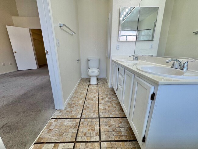 Building Photo - SPACIOUS 2 BEDROOM TOP FLOOR CONDO WITH A MOVE IN SPECIAL OFFER!