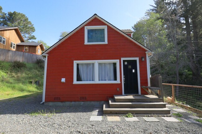Building Photo - Artsy Studio in Westhaven with Attic Bedroom