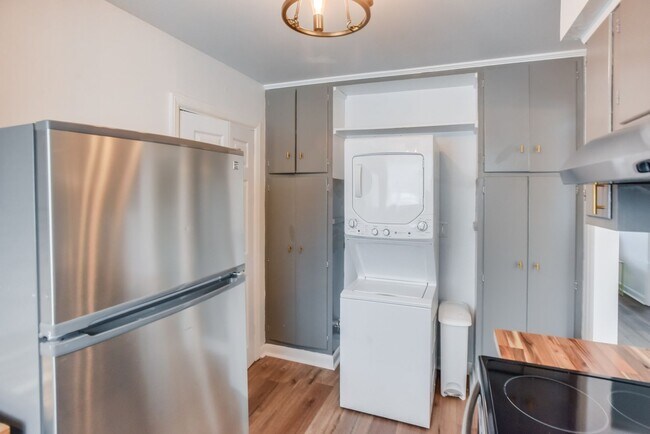 Building Photo - Charming Furnished 2BR/1BA in Midtown Savannah – Close to Everything! Unit 2