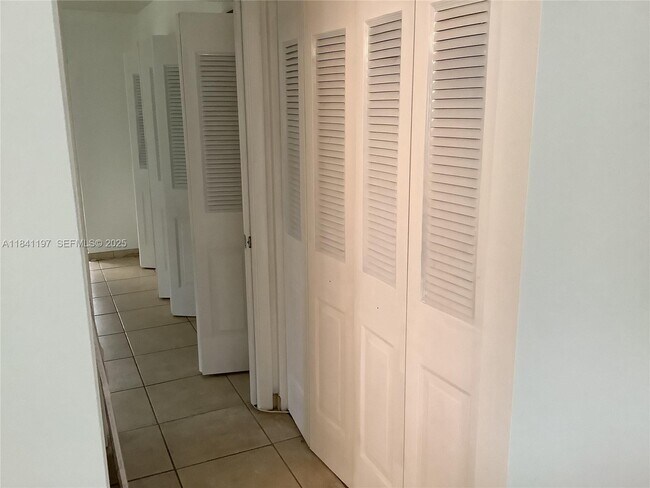 Building Photo - 60 Windsor C