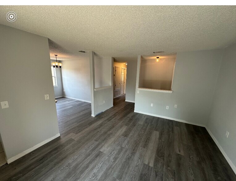 Building Photo - 290 Spring Dr