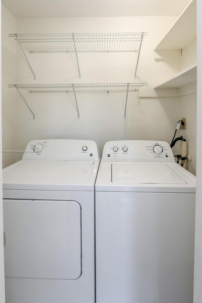 Building Photo - 3156 SW 27th St