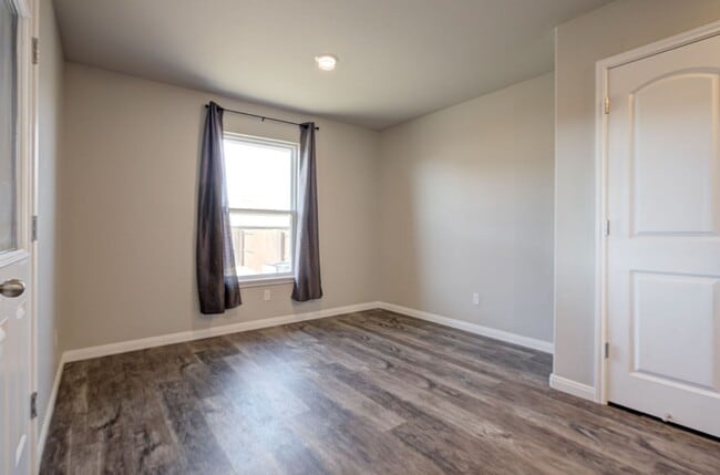 Building Photo - $500 Off the First Full Months Rent!!