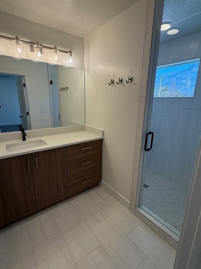 Building Photo - Half off first months rent - Beautiful townhome with 2 car garage, Central Air and Master Suite