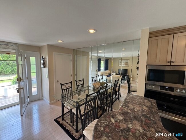 Building Photo - 7 Clearwater Ln