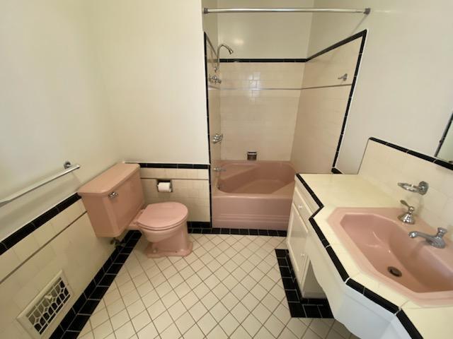 Bathroom - 1835 Kelton Ave