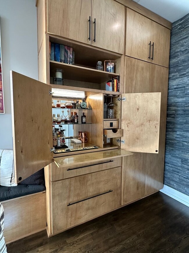 Building Photo - Beautiful 1 Bedroom 1.5 Bath Condo in down...