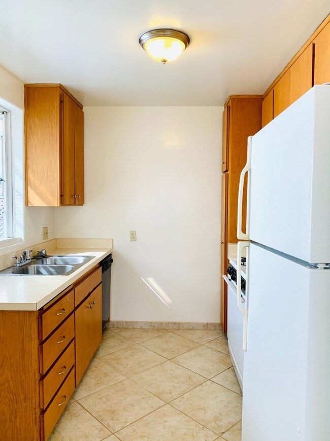 Building Photo - BEAUTIFUL 2BD/1BA CONDO IN CROWN POINT! W/ GARAGE & LAUNDRY! $3,595/mo