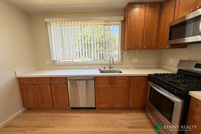 Building Photo - Spacious 3-Bedroom Home with Hardwood Floors & Large Backyard in South San Francisco