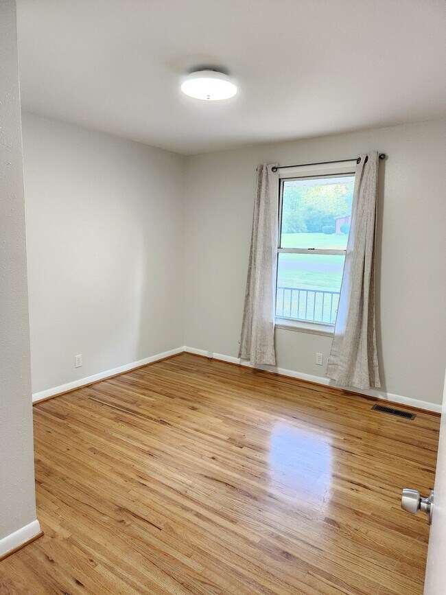 Building Photo - 139 Saratoga Dr