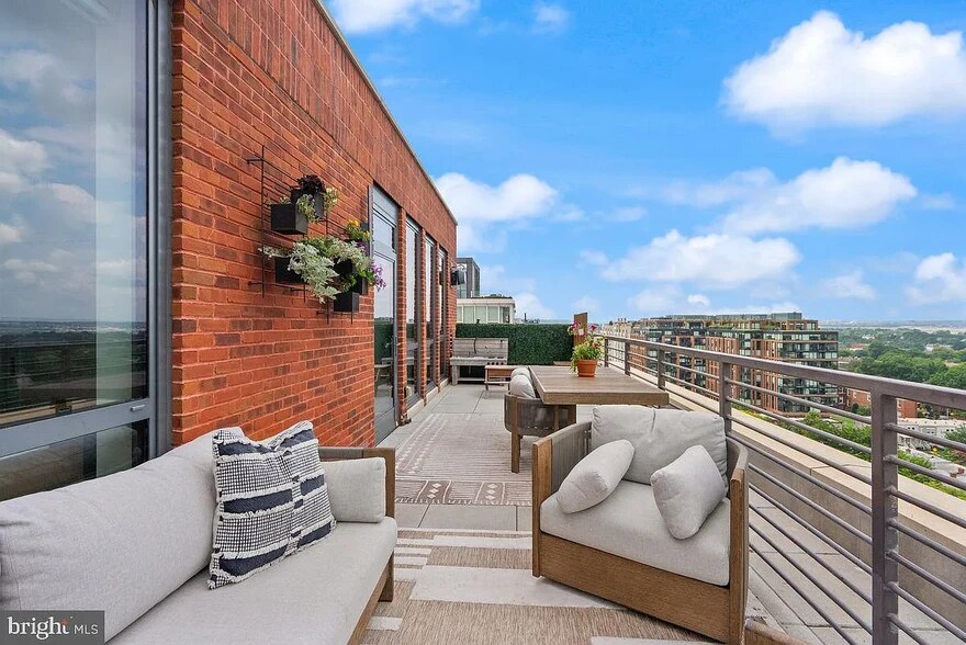 Building Photo - 1211 Van St SE