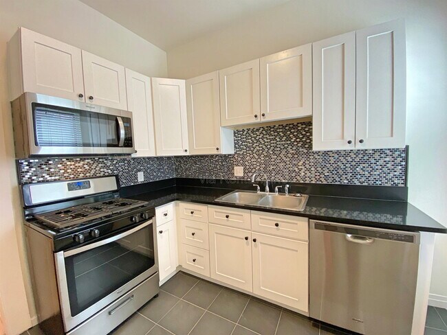 Building Photo - 715 Elati St