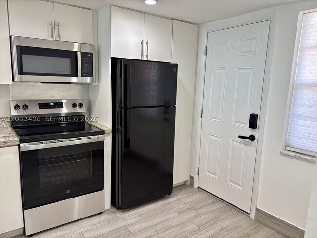 Building Photo - 1591 NE Miami Gardens Dr