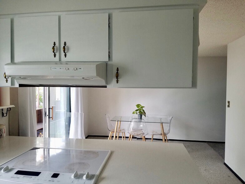dining room 1 - 626 S Beeman St