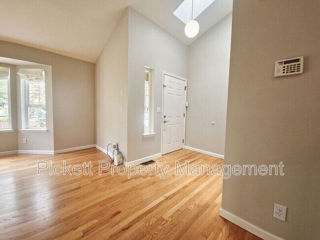 Building Photo - 18845 NE Meadow Run Dr