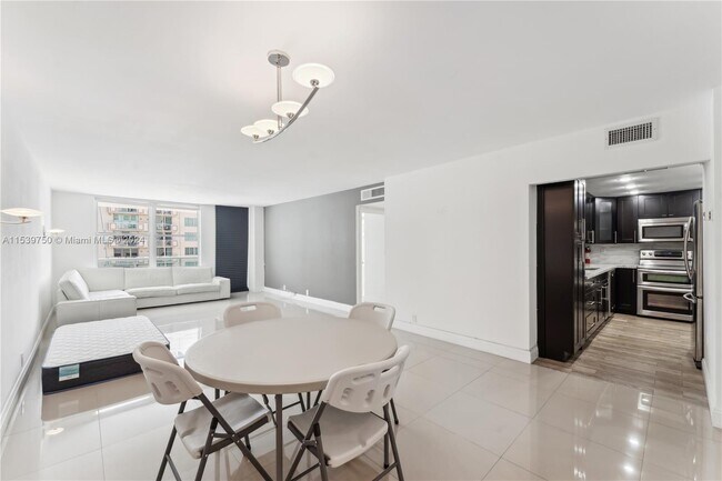 Primary Photo - 9511 Collins Ave