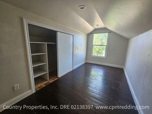 Building Photo - Available Now! Downtown 3-Bedroom with Old World Charm and Modern Amenities!