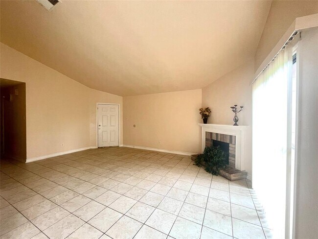 Building Photo - 8223 Woodland Willows Dr
