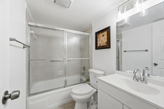 Building Photo - 1043 Cornwall C