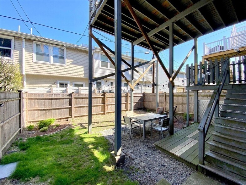 Building Photo - 512 E 3rd St