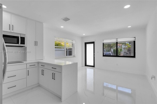 Building Photo - 2638 SW 30th Ct