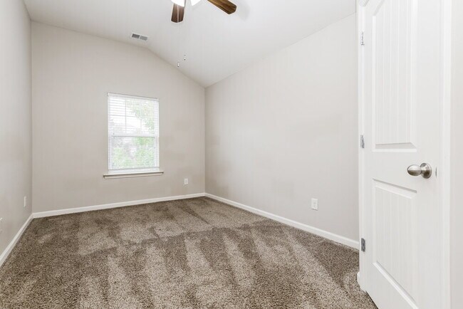 Building Photo - 229 Klinetop Dr