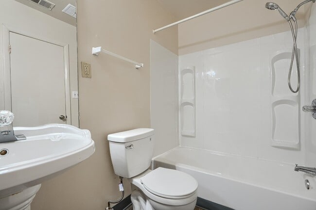 Building Photo - 14 Mountbatten Ct