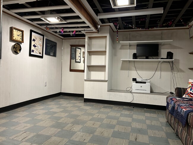 Building Photo - 248 Mansion St