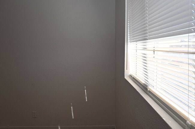 Building Photo - 2301 Stewart Ave #C C