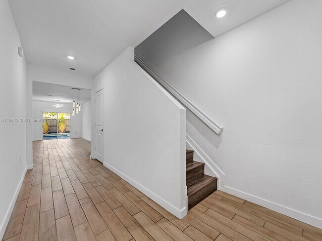 Building Photo - 501 NE 6th Ct