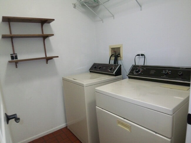 Building Photo - 1546 Williamsburg Dr