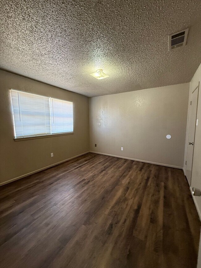 Building Photo - NorthWest Duplex