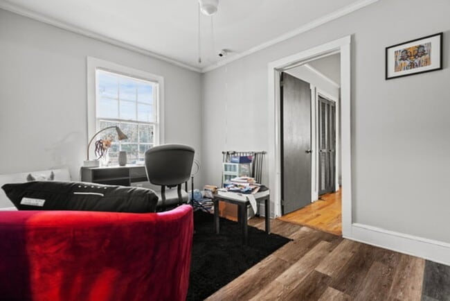 Building Photo - Three Bedroom Two Bath