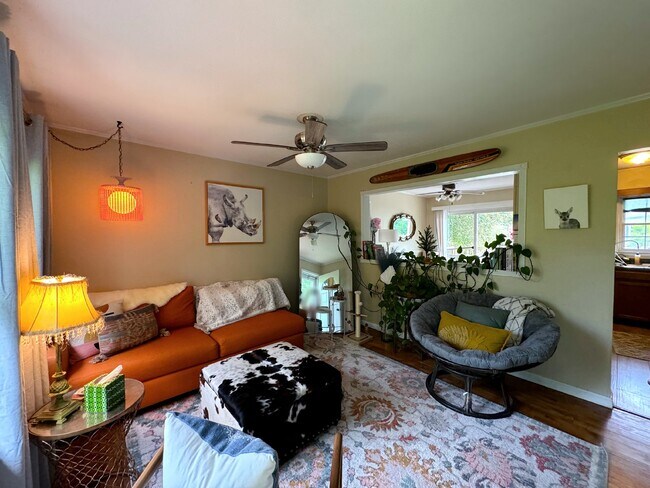 Building Photo - "Charming 3-Bedroom Retreat with Gleaming Hardwood Floors in Hendersonville!"