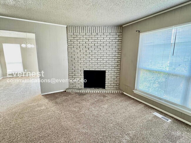 Building Photo - 3-bedroom, 2.5-bathroom Home with Garage /...