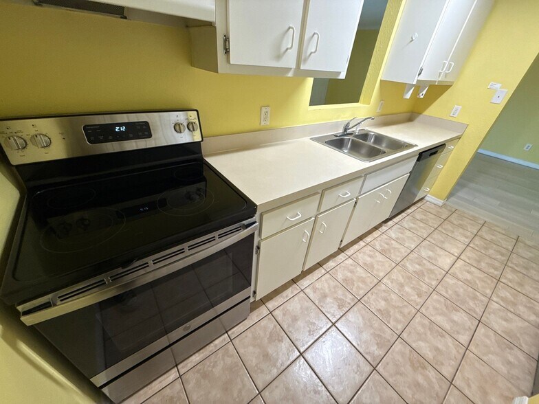 Building Photo - 1910 NW 12th Ave