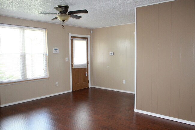 Building Photo - Move In Special!!!  $150 off 2nd month rent! Come take a look!
