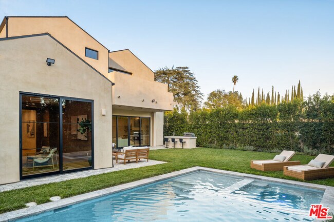 Building Photo - 11748 La Maida St