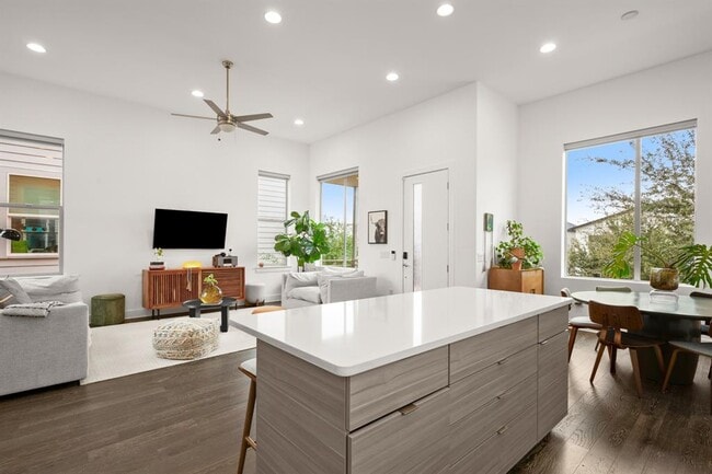 Building Photo - 6013 Florencia Ln