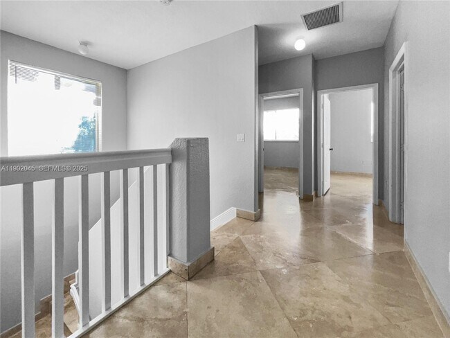 Building Photo - 1736 NE 9th Dr