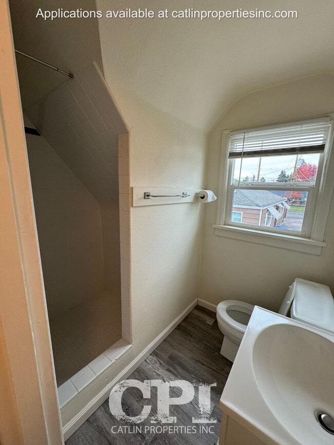 Building Photo - 409 Long Ave