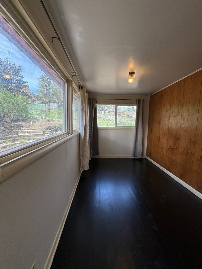 Building Photo - Vintage 2 bed 1 bath with view and basement