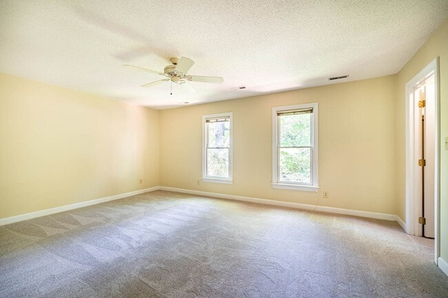 Building Photo - 1305 Hampshire Ct