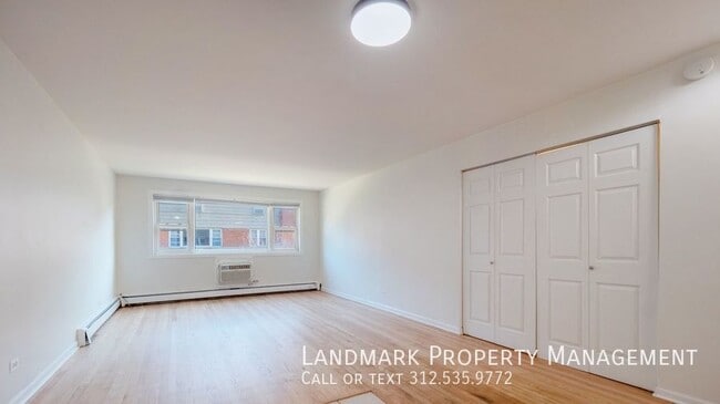Building Photo - 2401 W Balmoral Ave