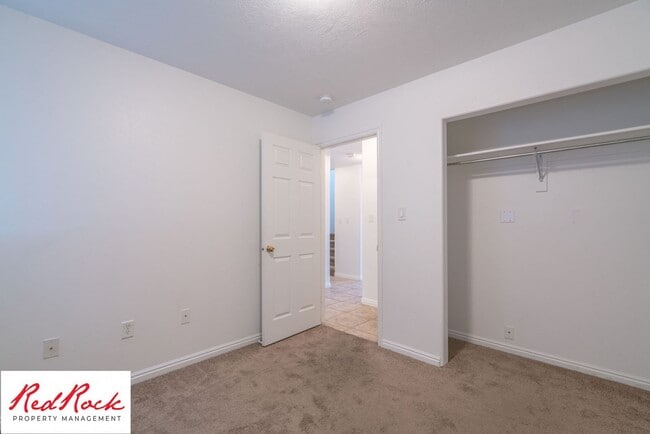 Building Photo - Spacious 3 Bedroom Townhome in Central St....