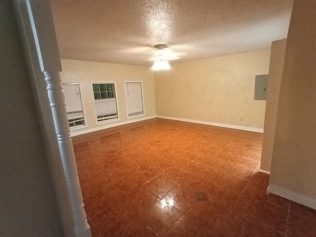 Building Photo - 2701 Willow Springs Rd