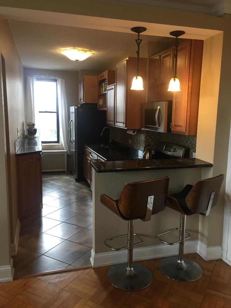 Kitchen Eating Bar - 2000 N Lincoln Park W