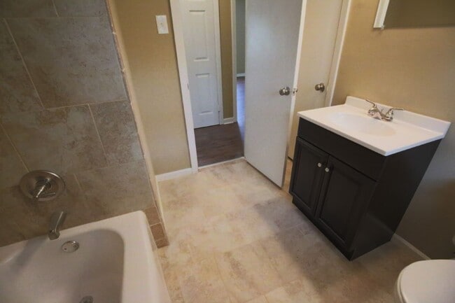 Building Photo - Stylish, Spacious & Updated – Don’t Miss T...