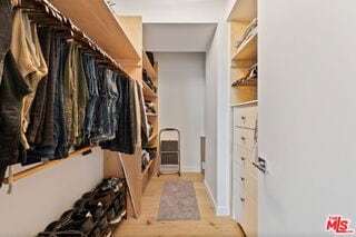 Building Photo - 818 N Doheny Dr