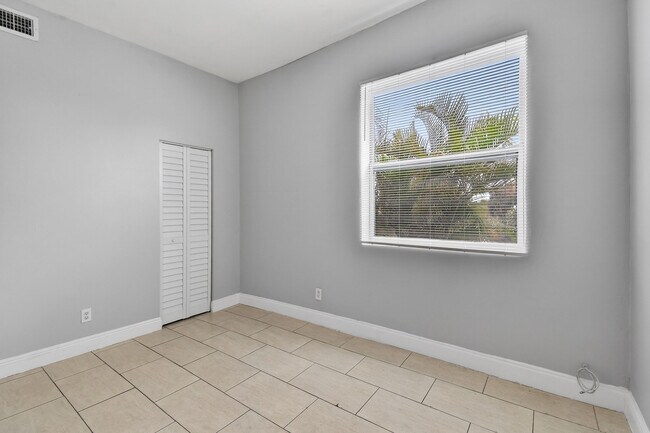 Building Photo - 1401 Division Ave